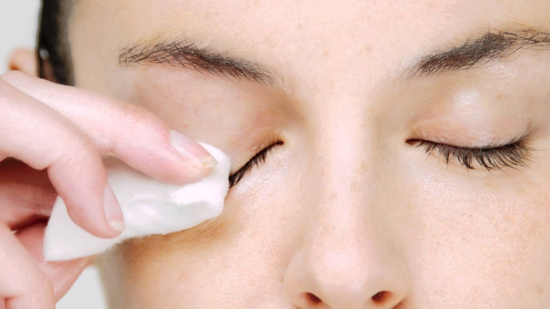 ¿Estás desmaquillando tus ojos como es debido?