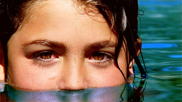 ¿Por qué se nos irritan los ojos en las piscinas?