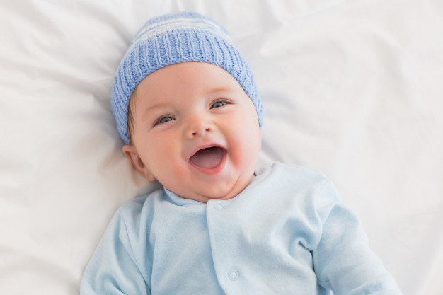¿Cómo podemos limpiarle los ojos a un bebé?